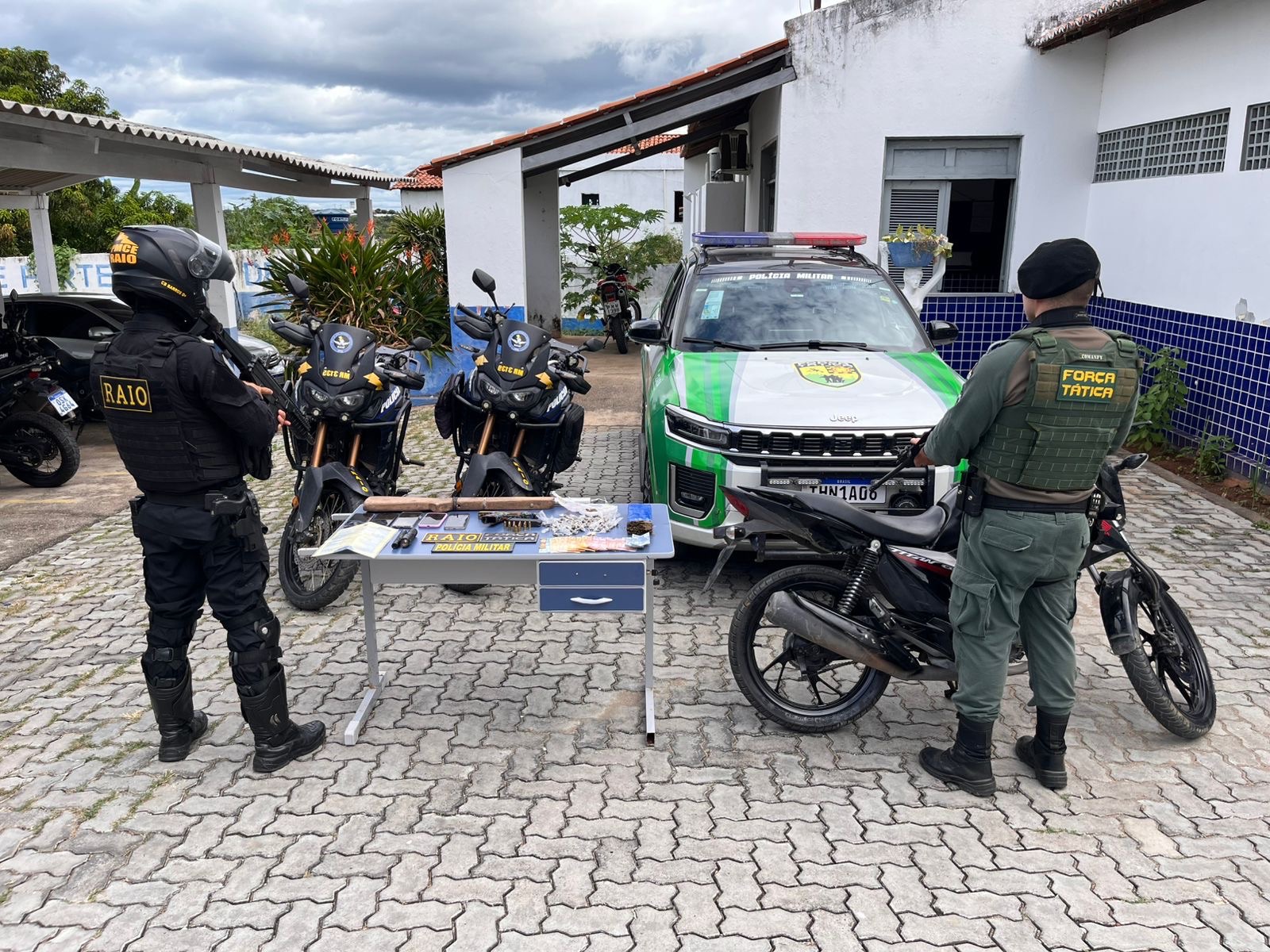 Policiais Recuperam Motocicleta Roubada e Apreendem Armas e Drogas em Ipú