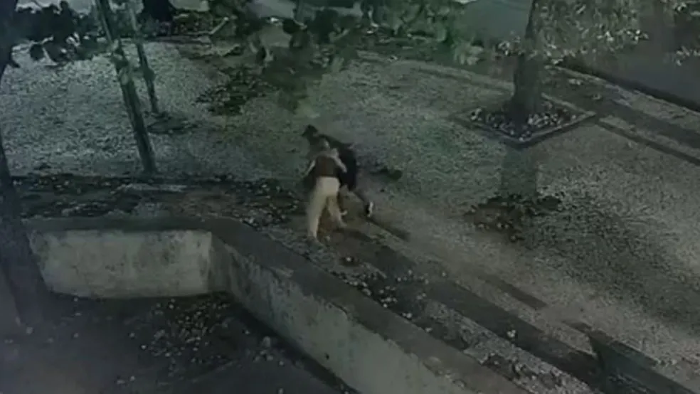 Policial é preso por agredir e tentar asfixiar mulher em praça em Fortaleza: veja