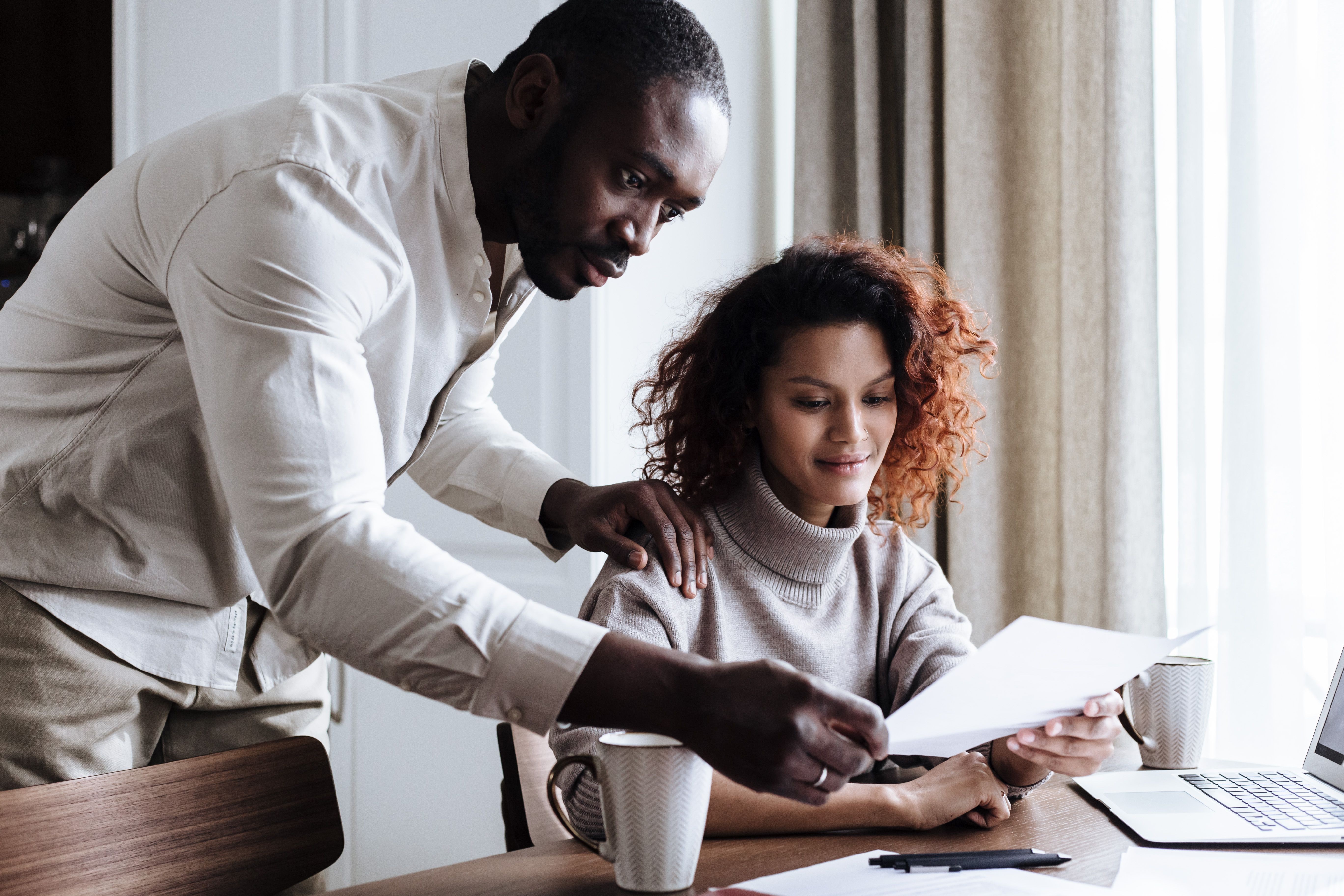 Por que as pessoas continuam escondendo seus relacionamentos no trabalho?