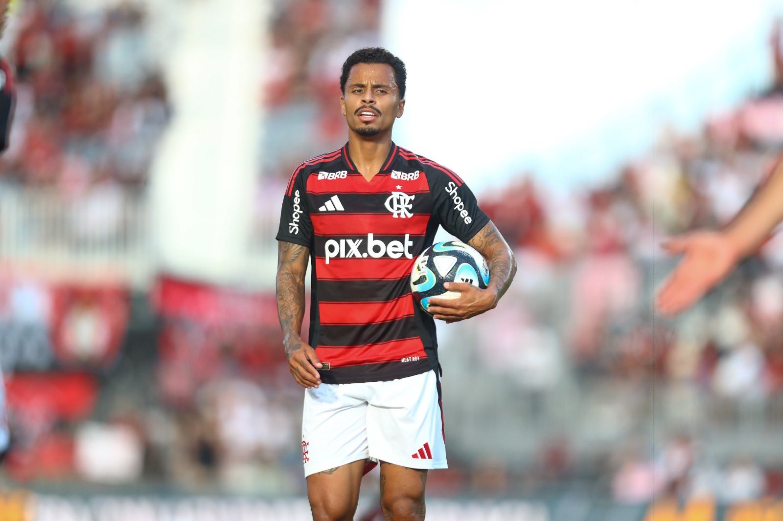 Por que o Flamengo considera contratar outro reforço para o meio campo? Entenda