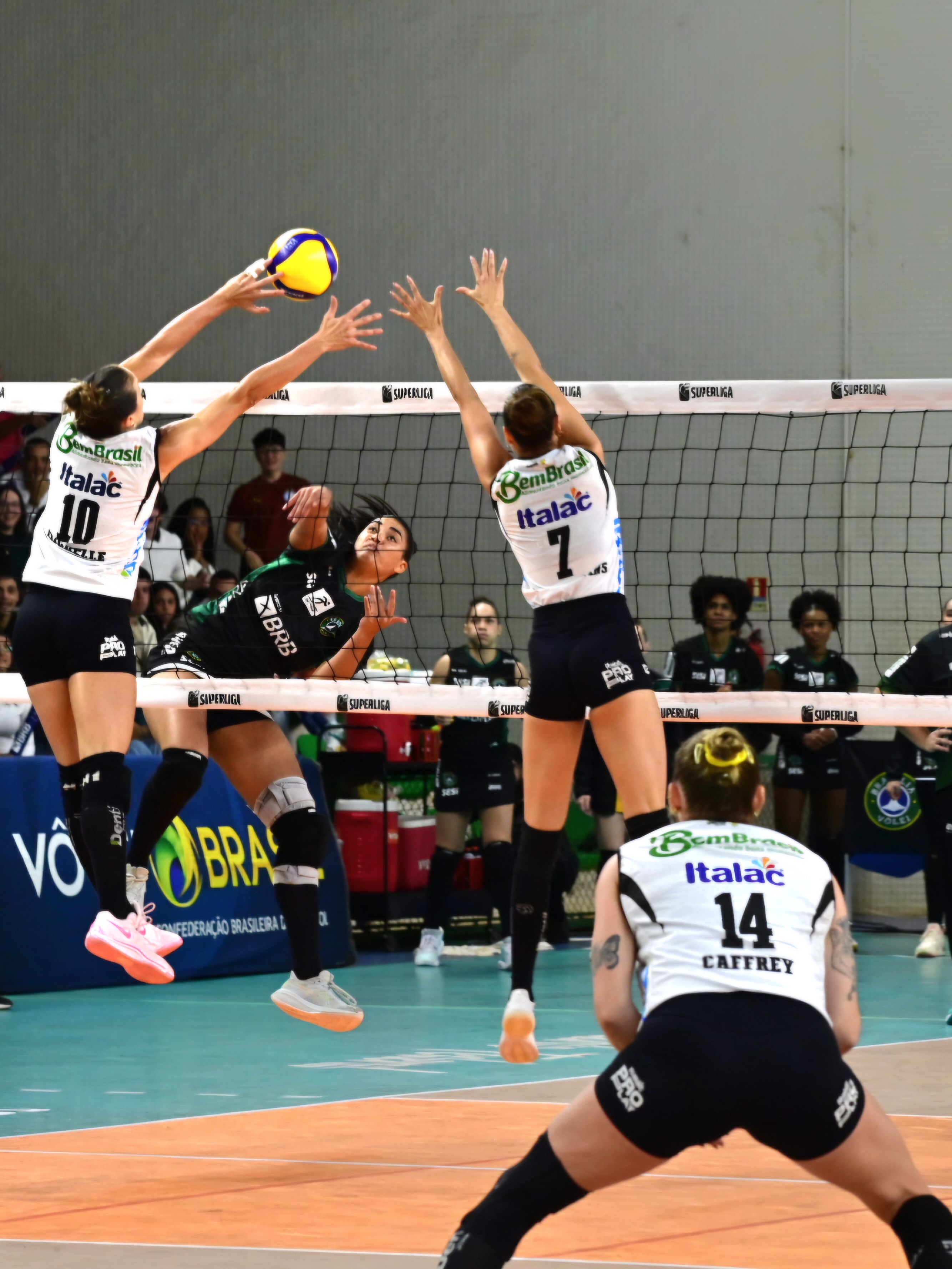 Praia Clube se impõe fora de casa, bate Brasília e vence a sétima seguida na Superliga Fem