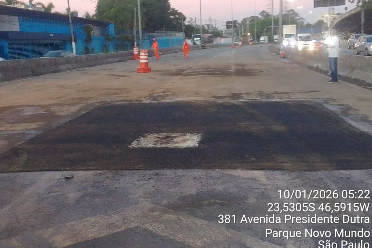 Prefeitura de SP tapa buraco que interditou acesso à Marginal Tietê
