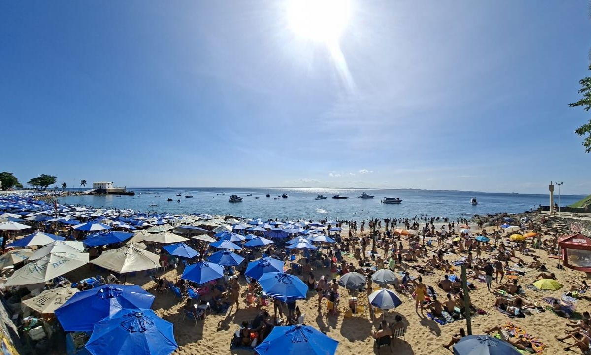 Prefeitura sanciona lei que proíbe instalação de kits de praia no Porto da Barra, em Salva