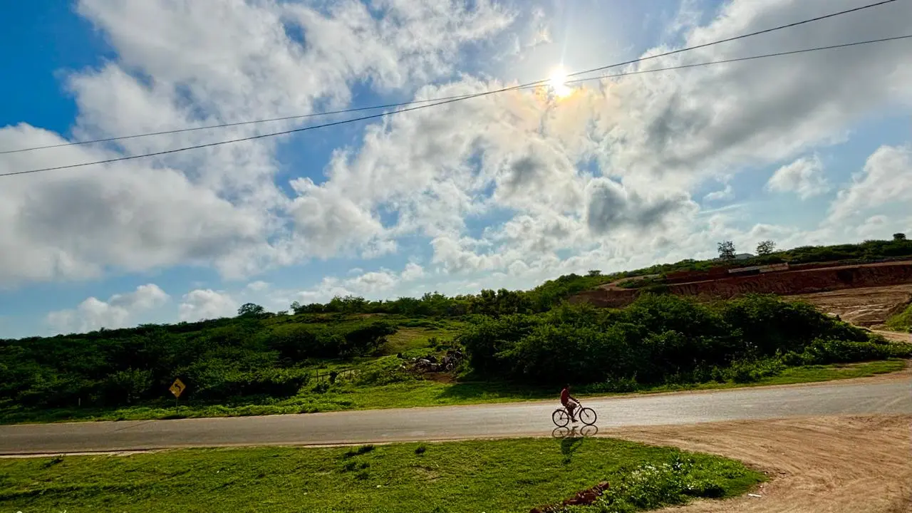 Previsão do Tempo no Ceará: Sol e Chuvas Isoladas Marcam o Início da Semana