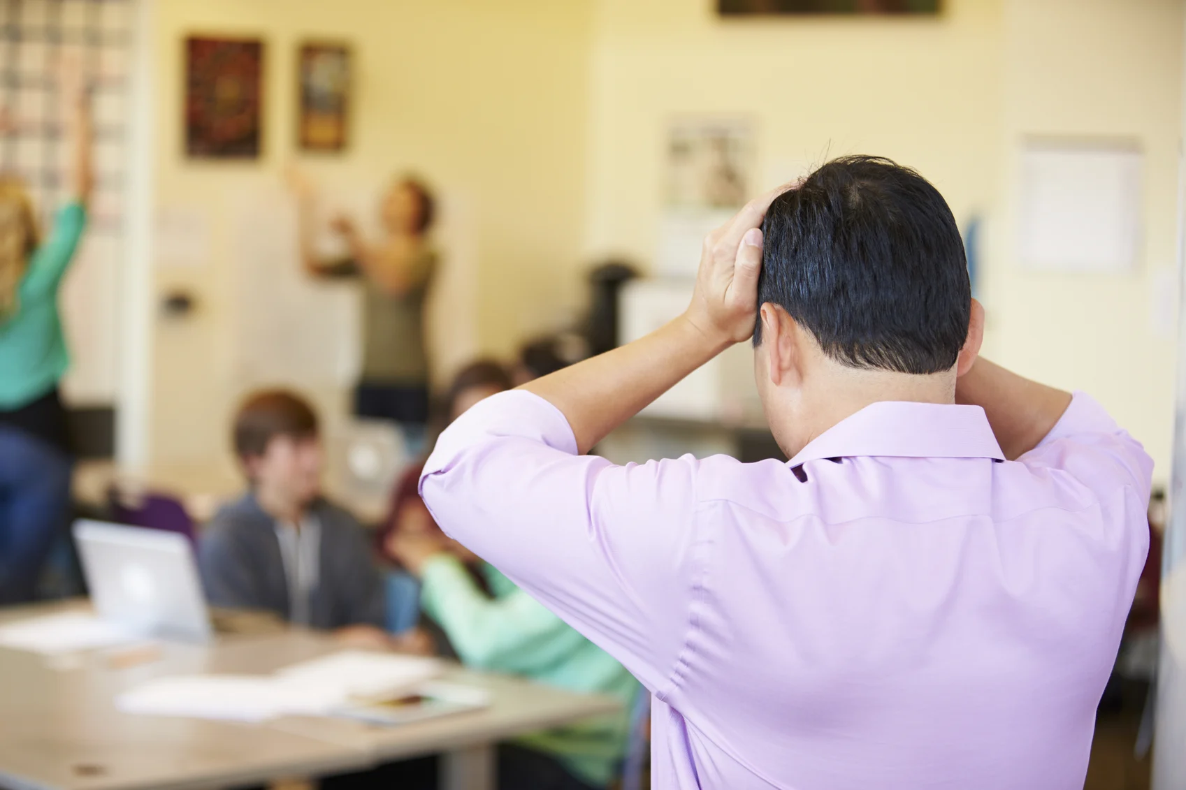 Professor alvo de cyberbullying: como as plataformas digitais transformam a sala de aula em espetáculo