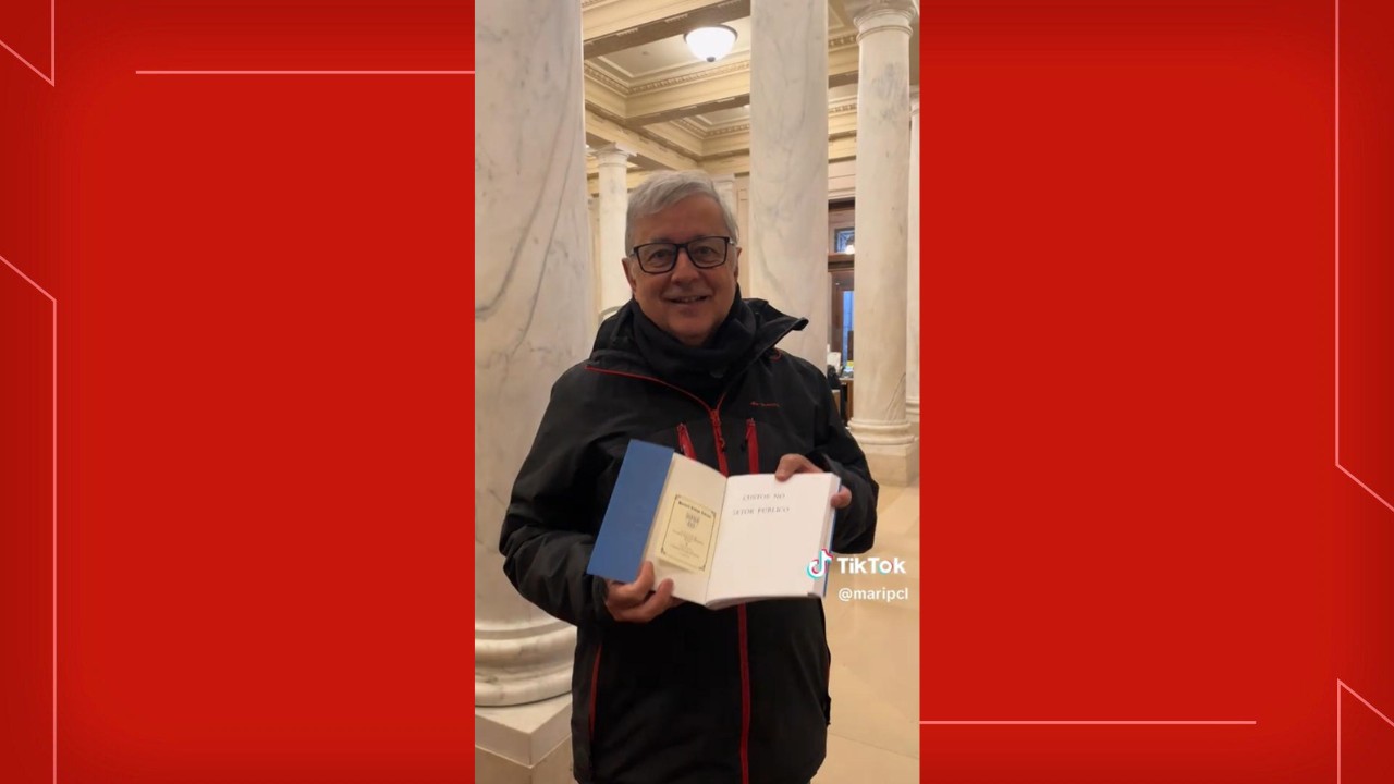Professor da UnB se emociona ao ver livro na biblioteca de Harvard
