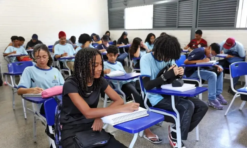 Programa Pé-de-Meia Corta Risco de Abandono Escolar em 1 de cada 4 Jovens