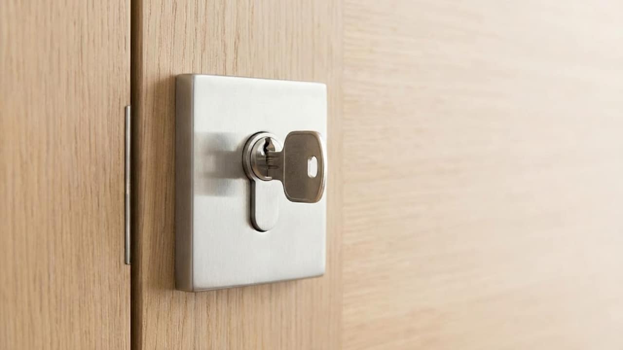 Proteja Sua Família: Por Que Não Deve Manter a Chave na Fechadura à Noite