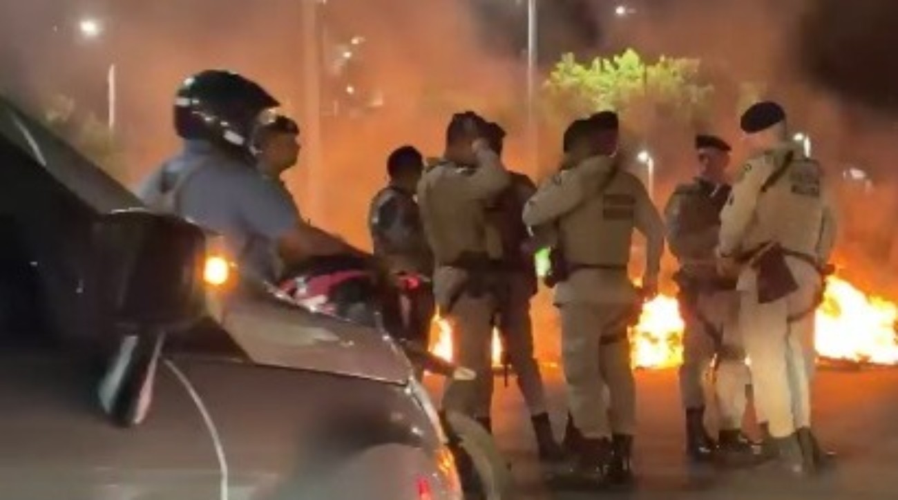 Protesto em Salvador: Manifestantes bloqueiam avenidas após ação policial