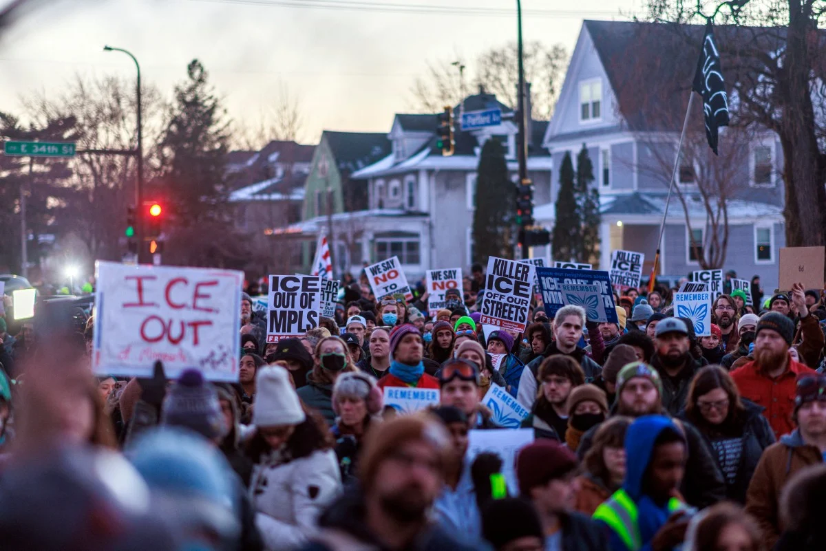 Protestos eclodem nos EUA após agente da imigração matar mulher em Minneapolis