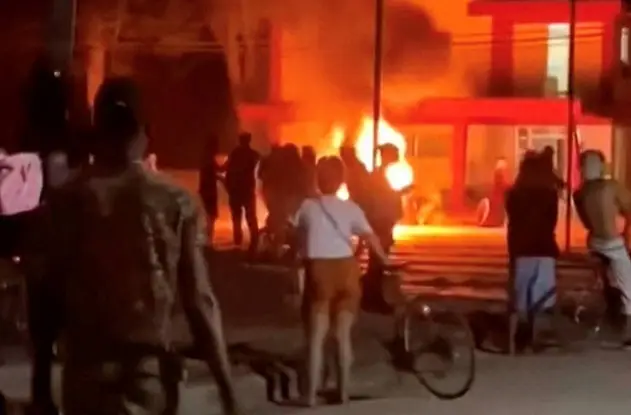 Protestos em Cuba: Sede do Partido Comunista é Atacada em Meio a Apagões e Escassez de Alimentos