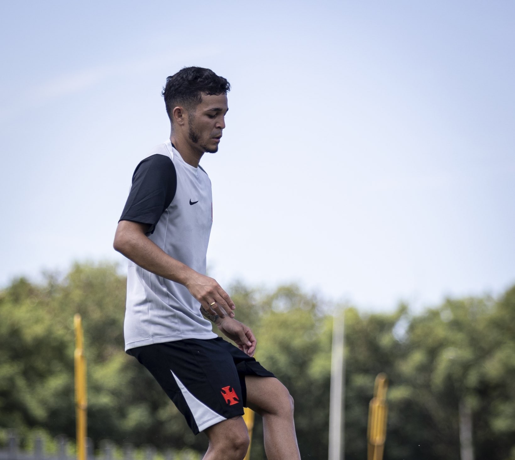 Quando Adson voltará a jogar pelo Vasco? Veja como está a recuperação do atacante