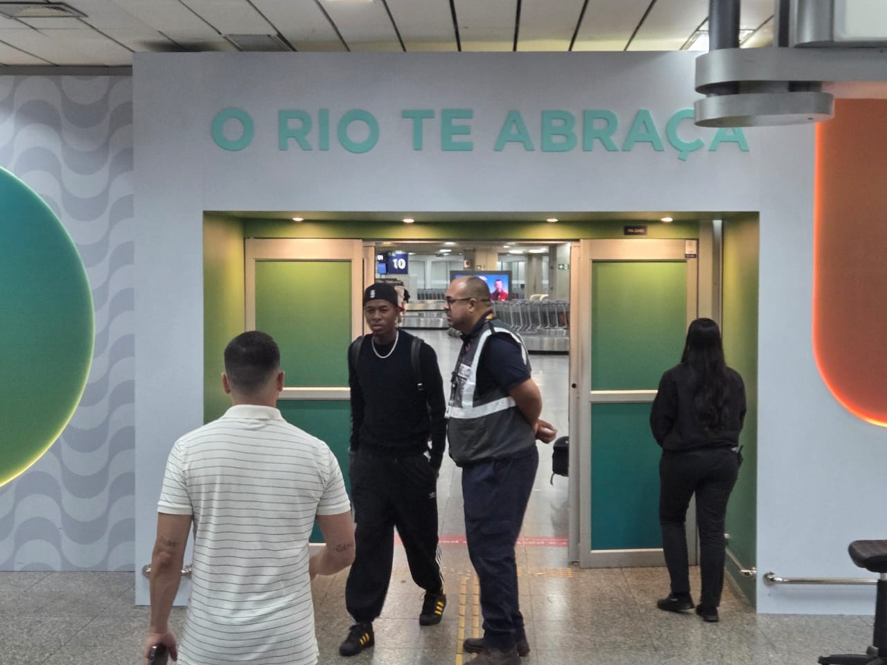 Quantos jogadores o Flamengo ainda planeja contratar nesta janela?