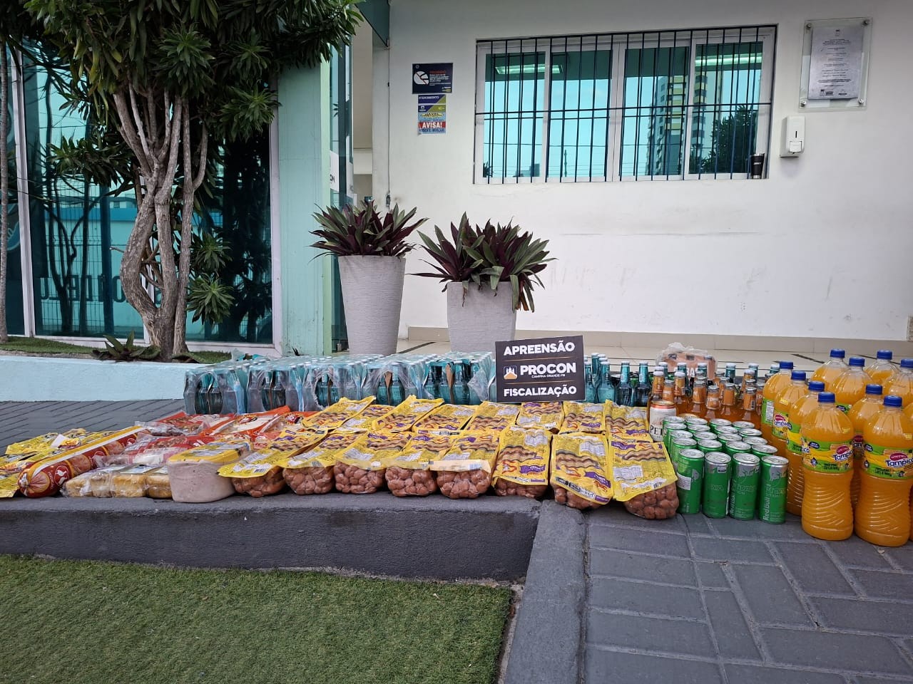 Quase 300 produtos impróprios para consumo são apreendidos em supermercado, em Campina Gra