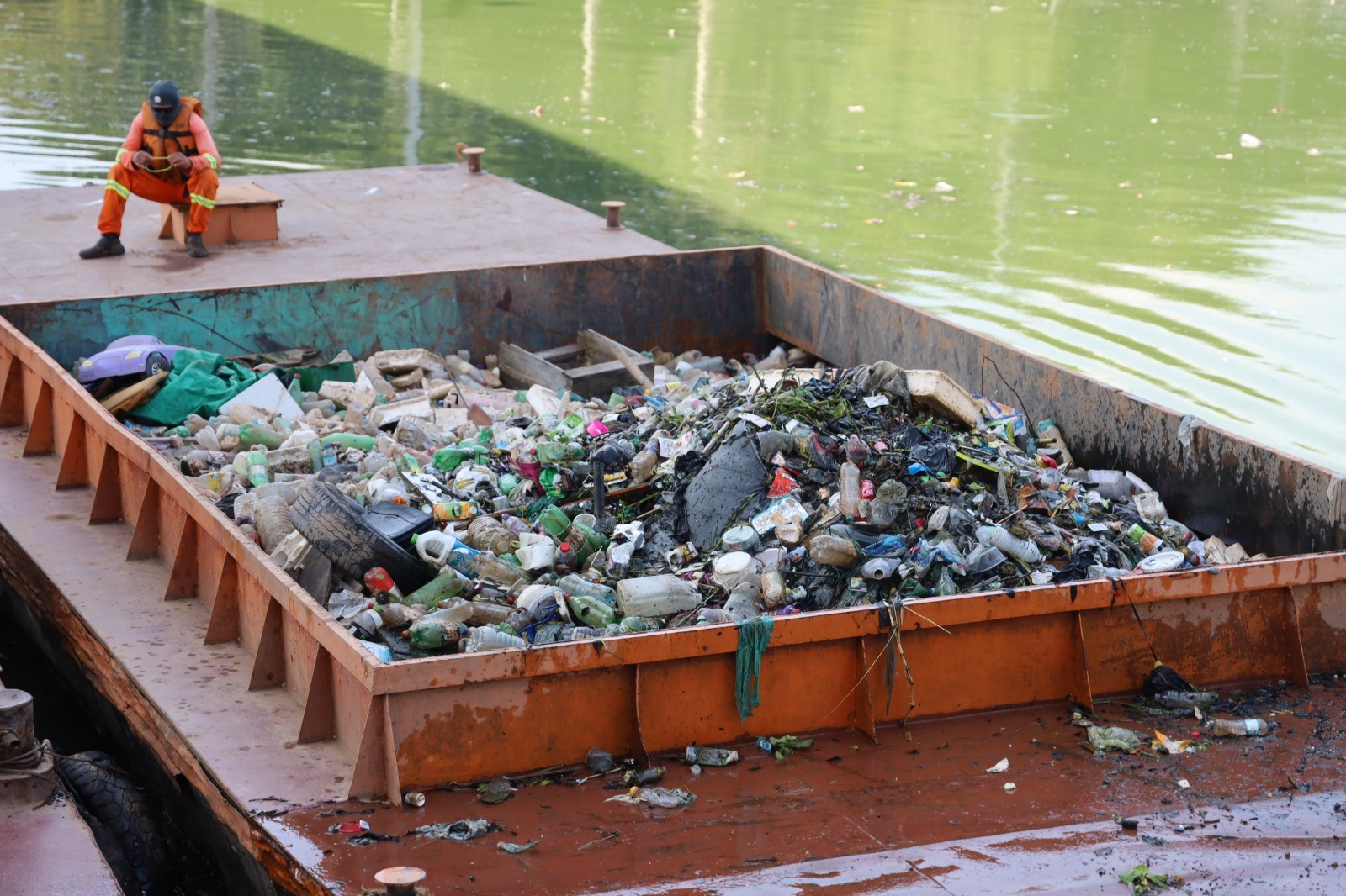 Quase 44 mil toneladas de lixo foram retiradas do Rio Pinheiros em 2025, diz secretaria de