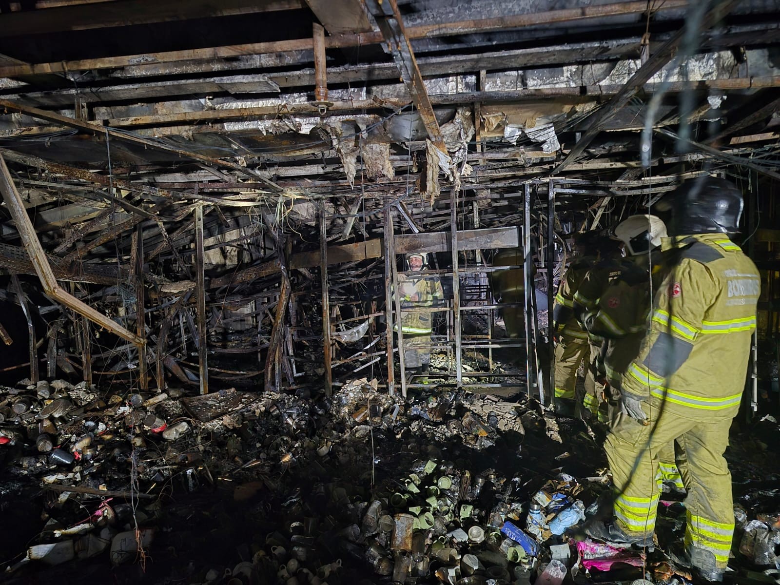 Quatro dias após incêndio no Shopping Tijuca, calor no local onde fogo começou chega a 70 
