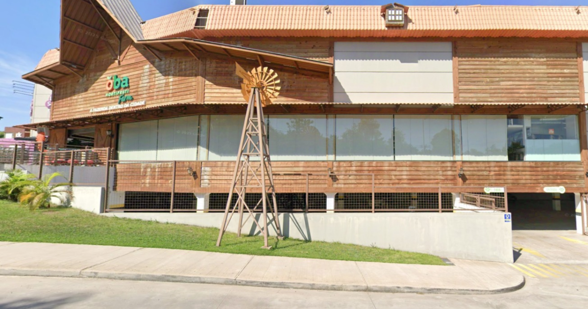 Quatro pessoas ficam feridas após elevador despencar em hortifruti de SP