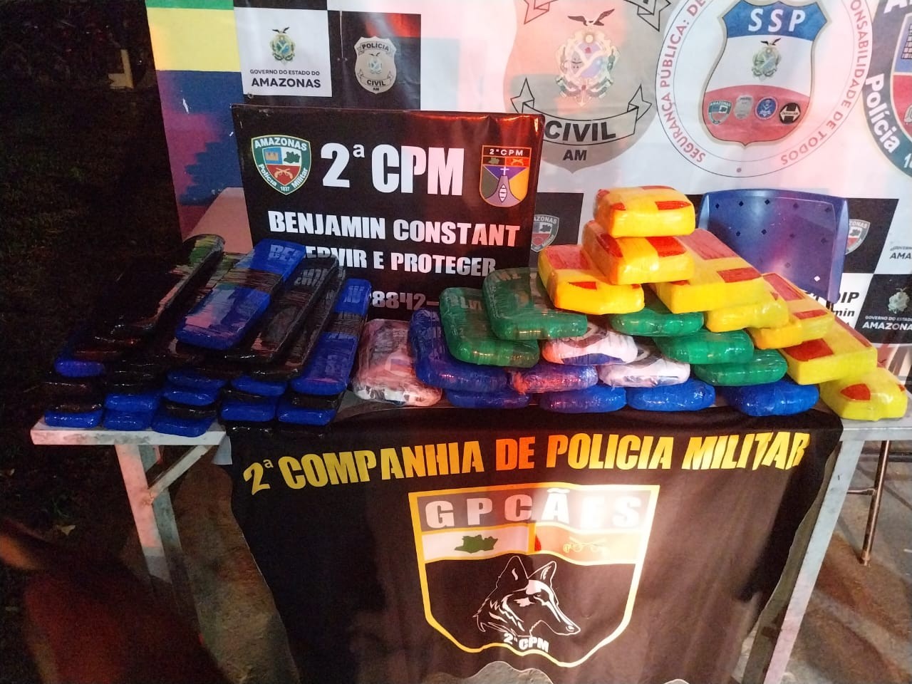 Quatro pessoas são presas após apreensão de 41 kg de cocaína em embarcação no Amazonas