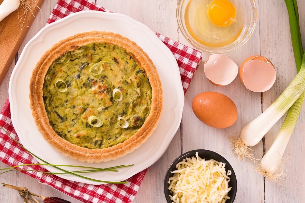 Quiche royale clássica é deliciosa e fácil de fazer para o lanche