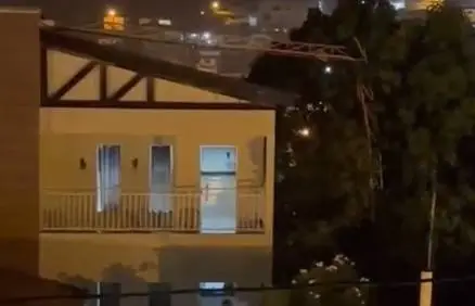 Raio atinge antena de rádio e torre desaba durante chuva em Orós, no Ceará
