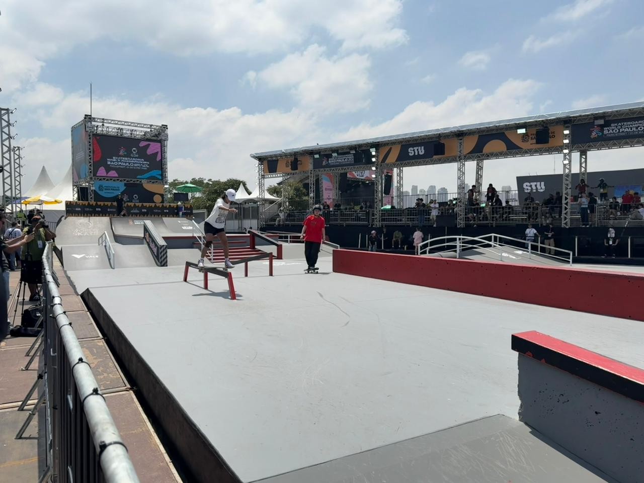 Rayssa Leal Volta aos Treinos do Mundial de Skate Street com Proteção no Joelho