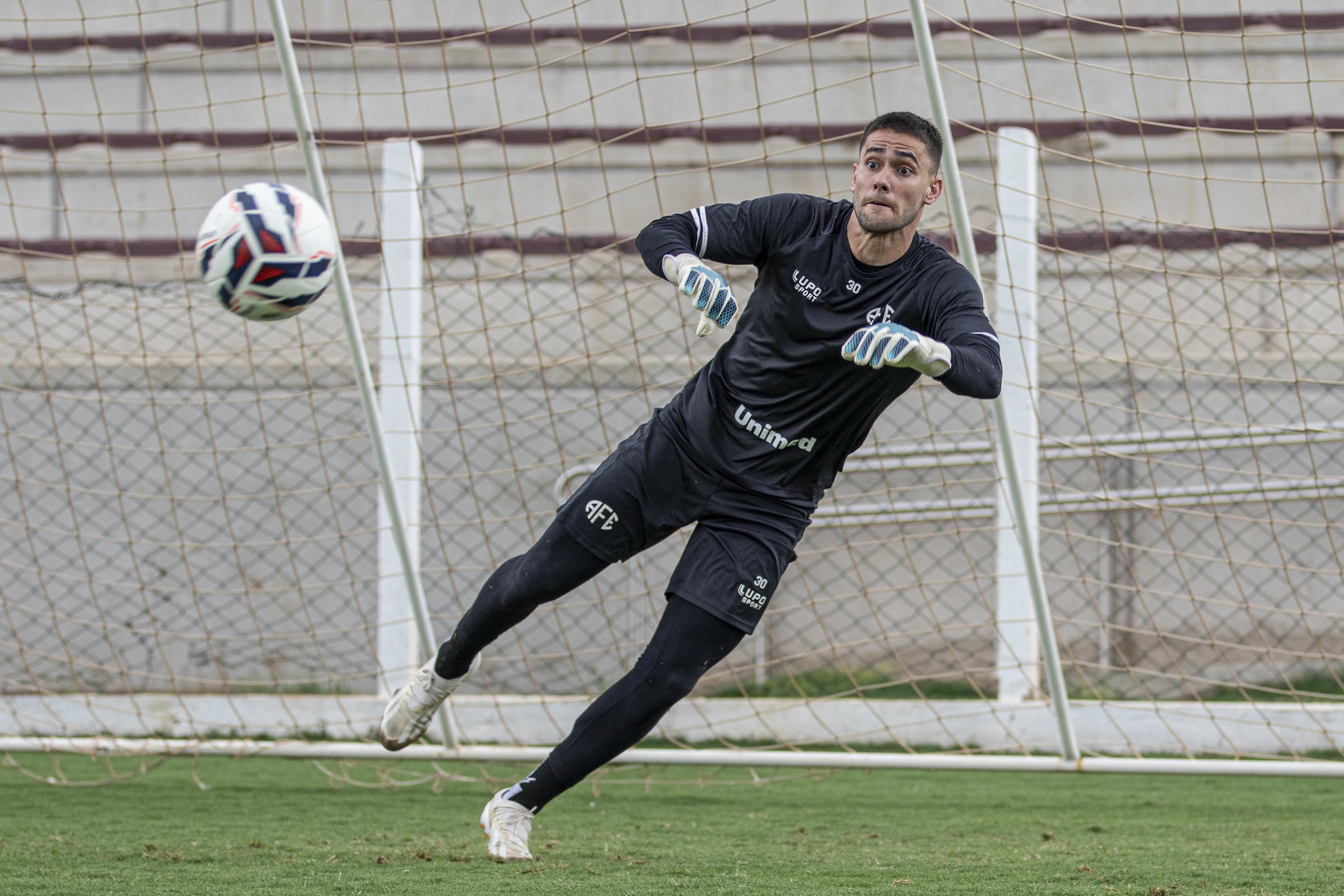 "Recomeçar e reconstruir", diz Dênis Júnior ao acertar com Ferroviária até 2028