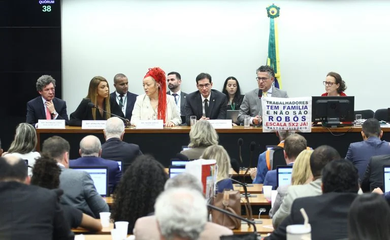 Redução da Jornada Trabalhista: Deputado Bolsonarista Adia Votação do Fim da Scala 6×1