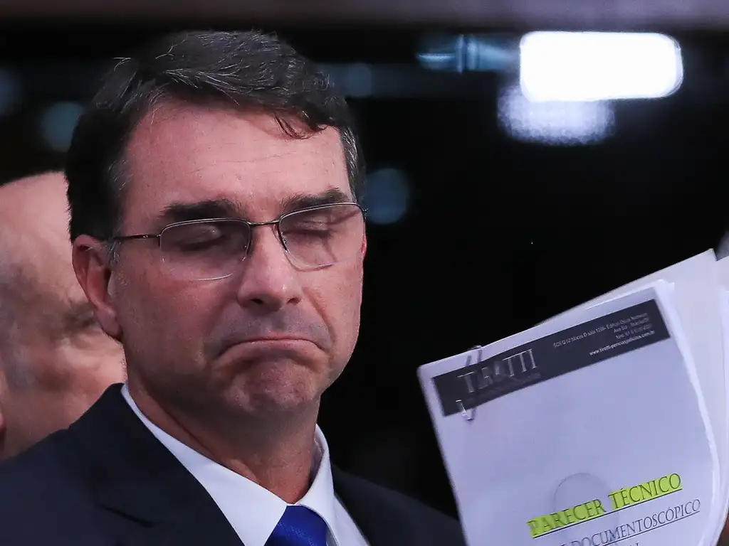 Reeleição para Presidência: Flávio Bolsonaro Protocola PEC com Apoio de 30 Senadores