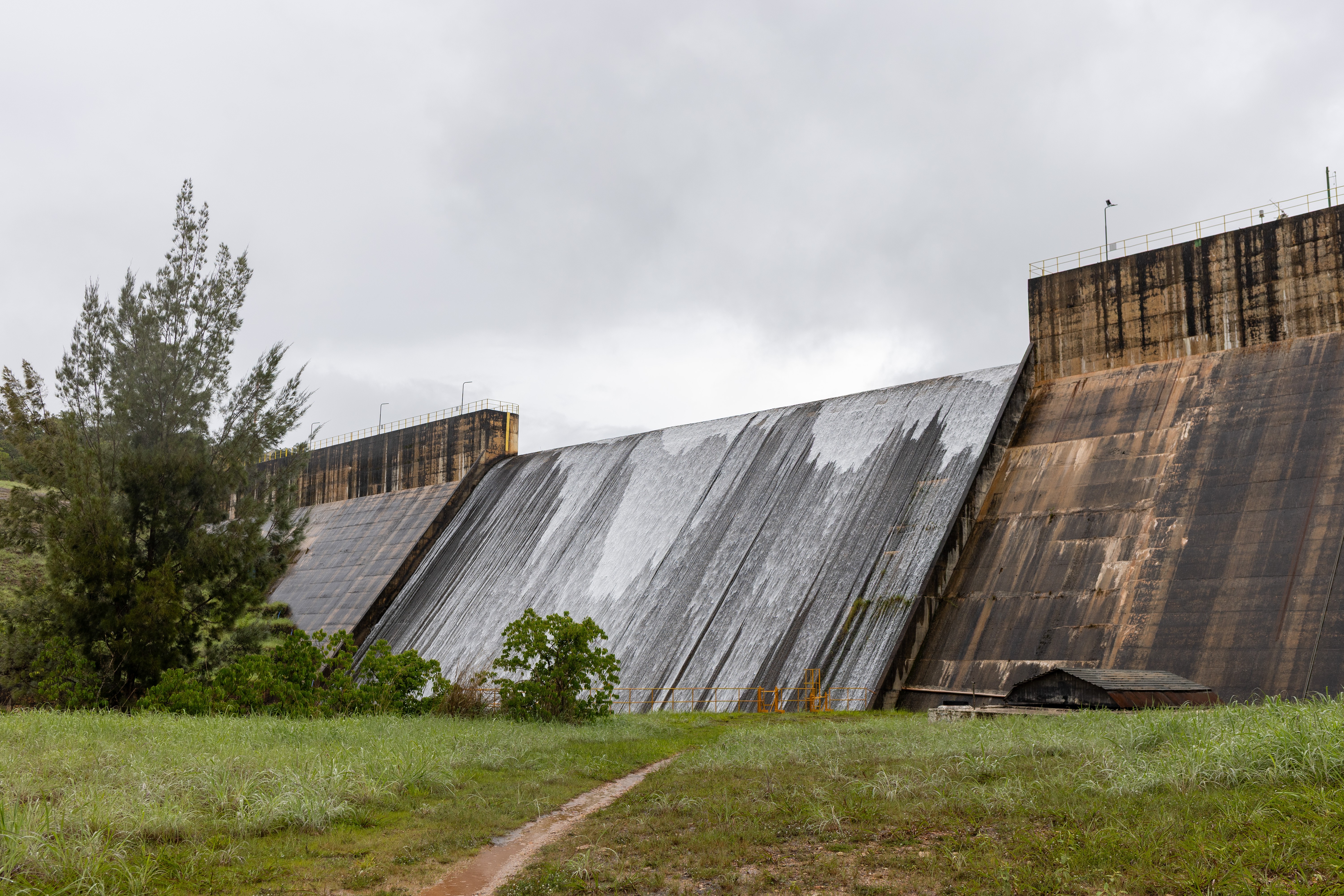 Reservatório do Descoberto, em Brasília, atinge capacidade máxima e transborda 