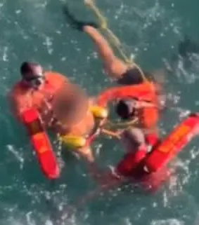 Resgate Emocionais: Banhista Salvo por Bombeiros com Aeronave em Fortaleza