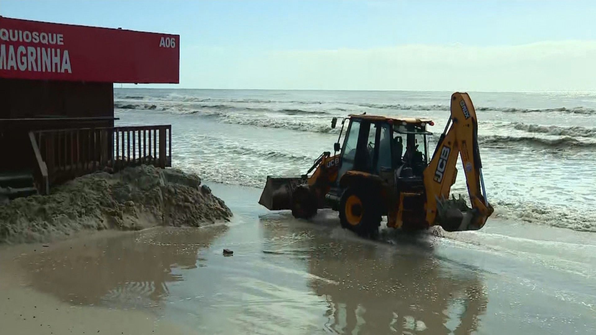 Ressaca do mar causa estragos em quiosques e em tradicional monumento do litoral do RS; VÍ