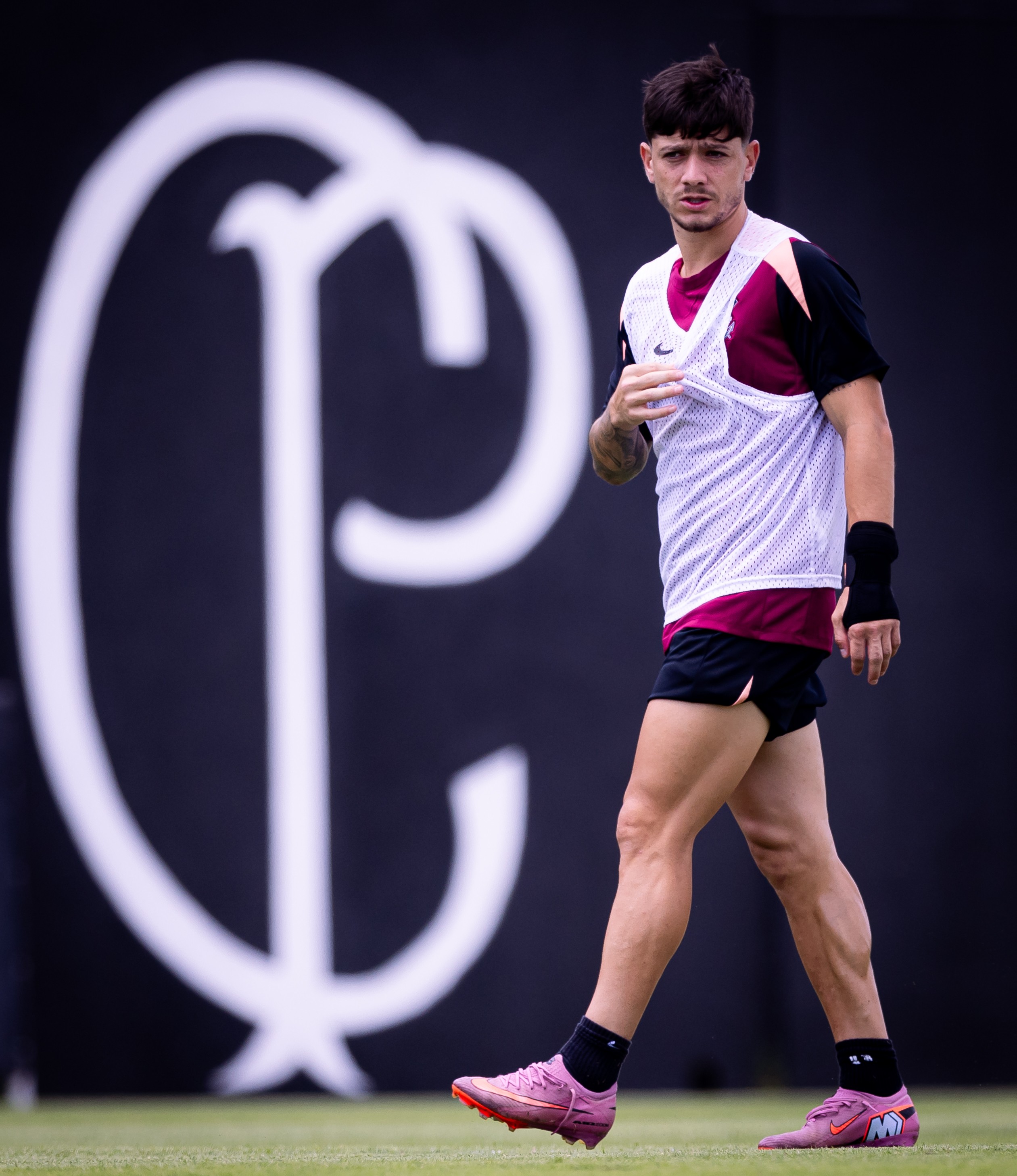 Rodrigo Garro opera o punho esquerdo e deve perder estreia do Corinthians no Paulistão