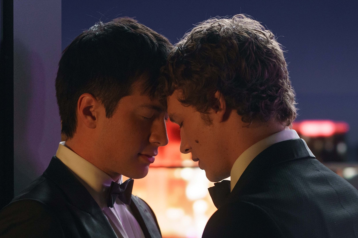 Romance LGBT+ Heated Rivalry ganha data de estreia no Brasil