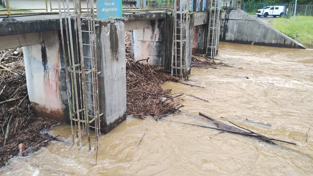 Sabesp restabelece abastecimento de água em cinco cidades da Baixada Santista após tempora