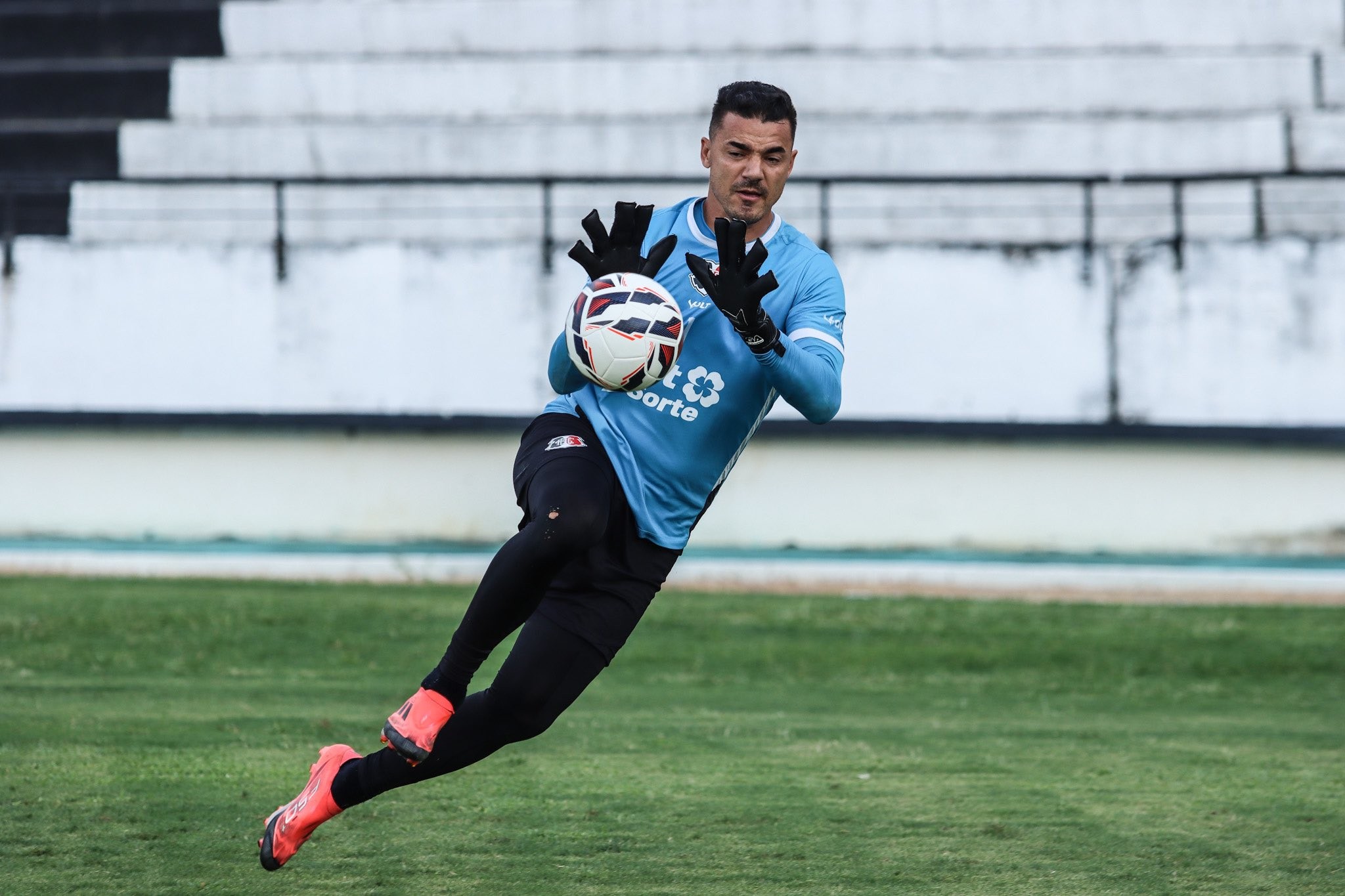 Santa Cruz Encerra Parceria com Goleiro Felipe Alves: Por Que o Time deu-Lhe Onda?