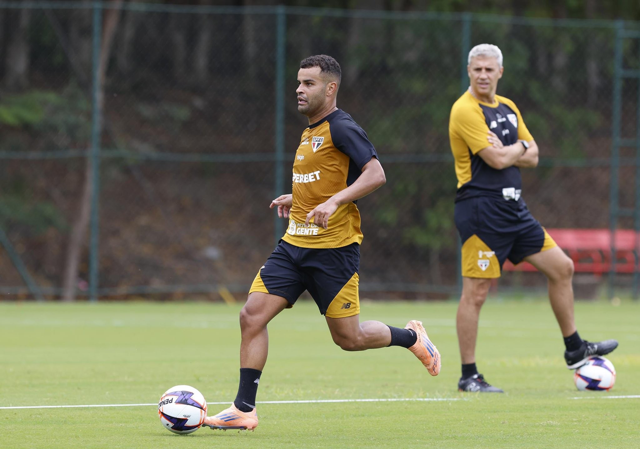 São Paulo treina em Cotia e segue preparação para jogo com Mirassol