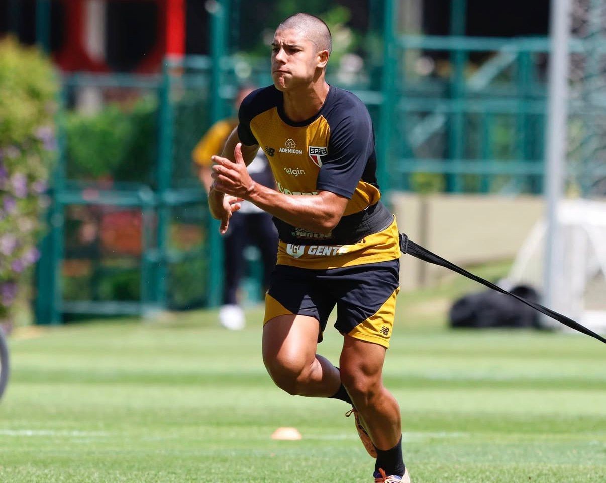 São Paulo volta a treinar no CT da Barra Funda e ganha reforço de lateral da base