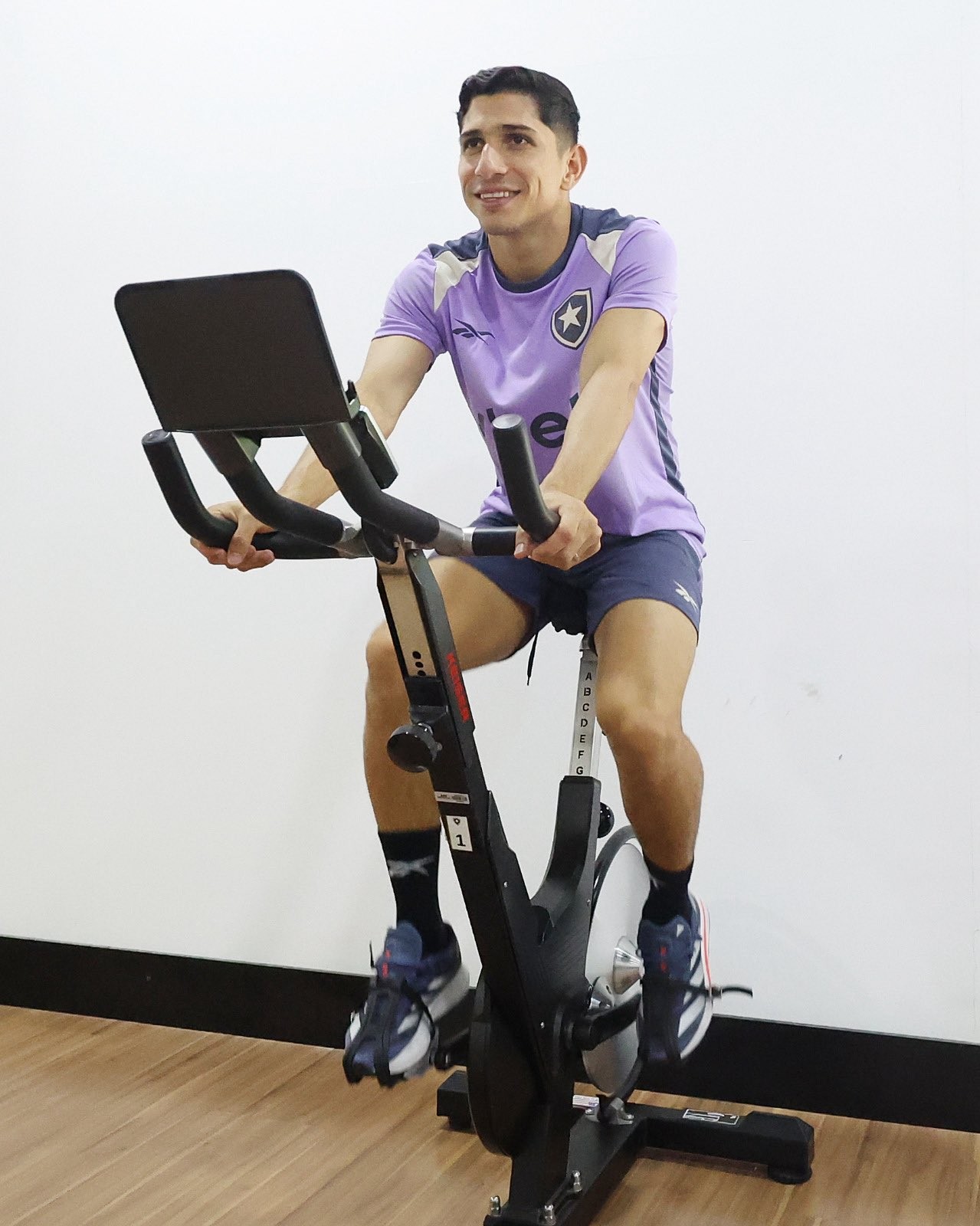 Savarino se reapresenta ao Botafogo em meio a negociação com o Fluminense