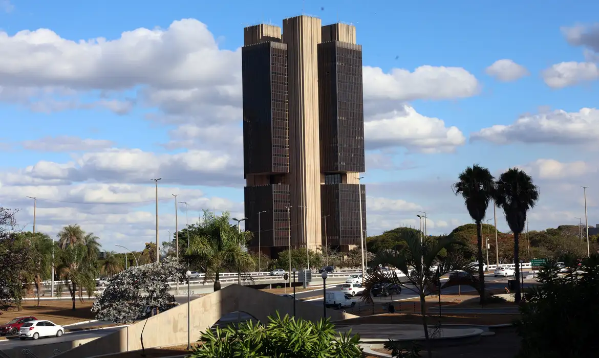 Selic: Indústria e Sindicatos Repudiam Corte de 0,25% como Insuficiente para Reverter Economia