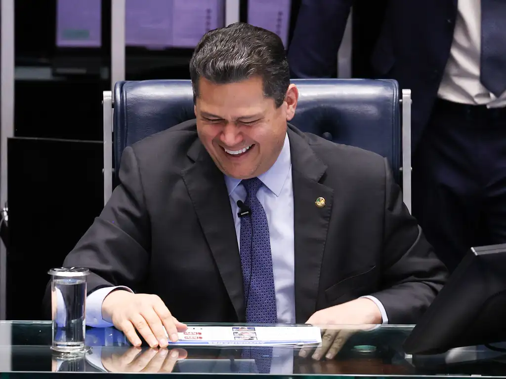 Senado vai votar em PEC que reduz salários em troca de fim da 6x1