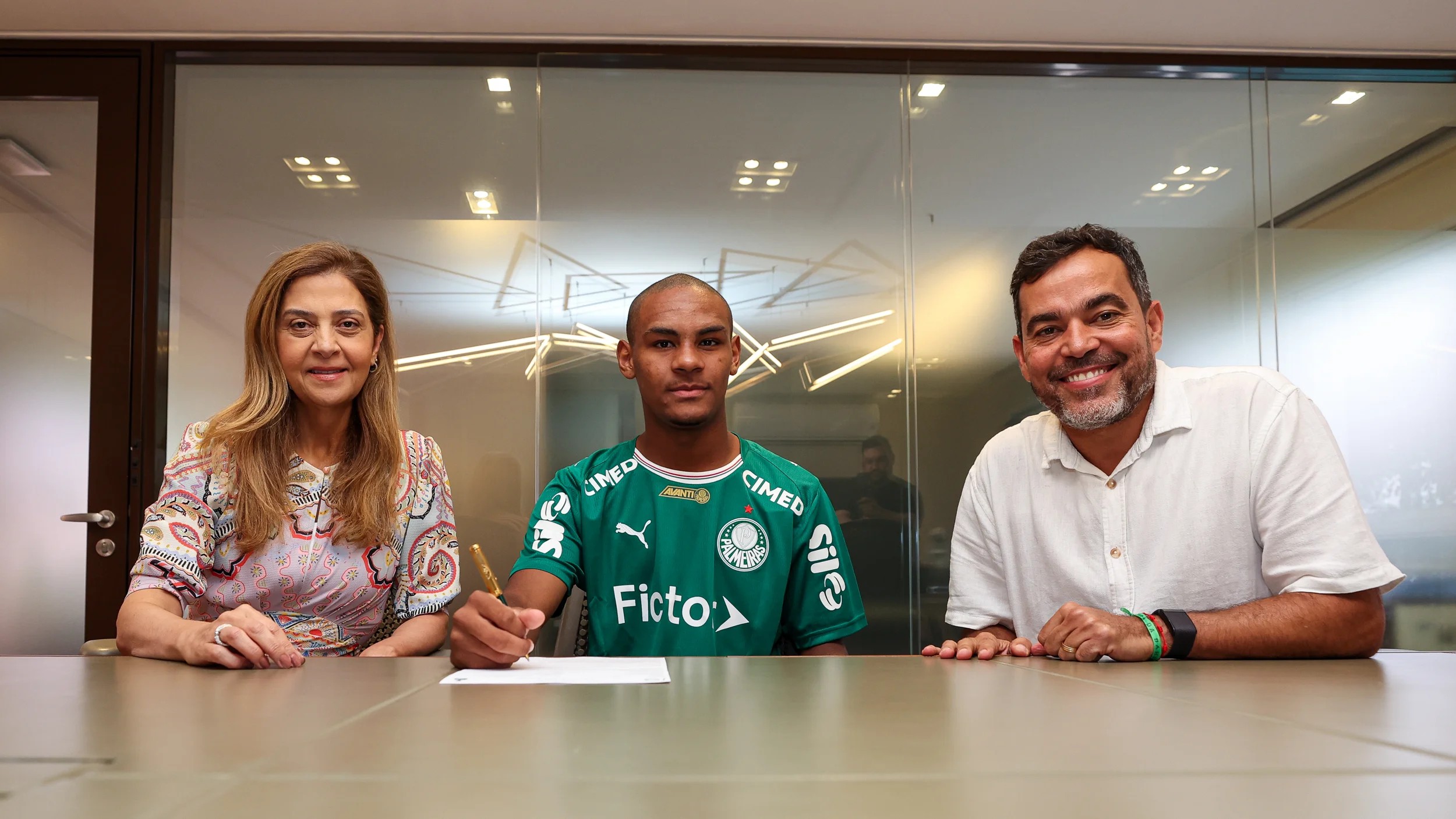 Sensação da Copinha, Eduardo Conceição assina primeiro contrato profissional com o Palmeir