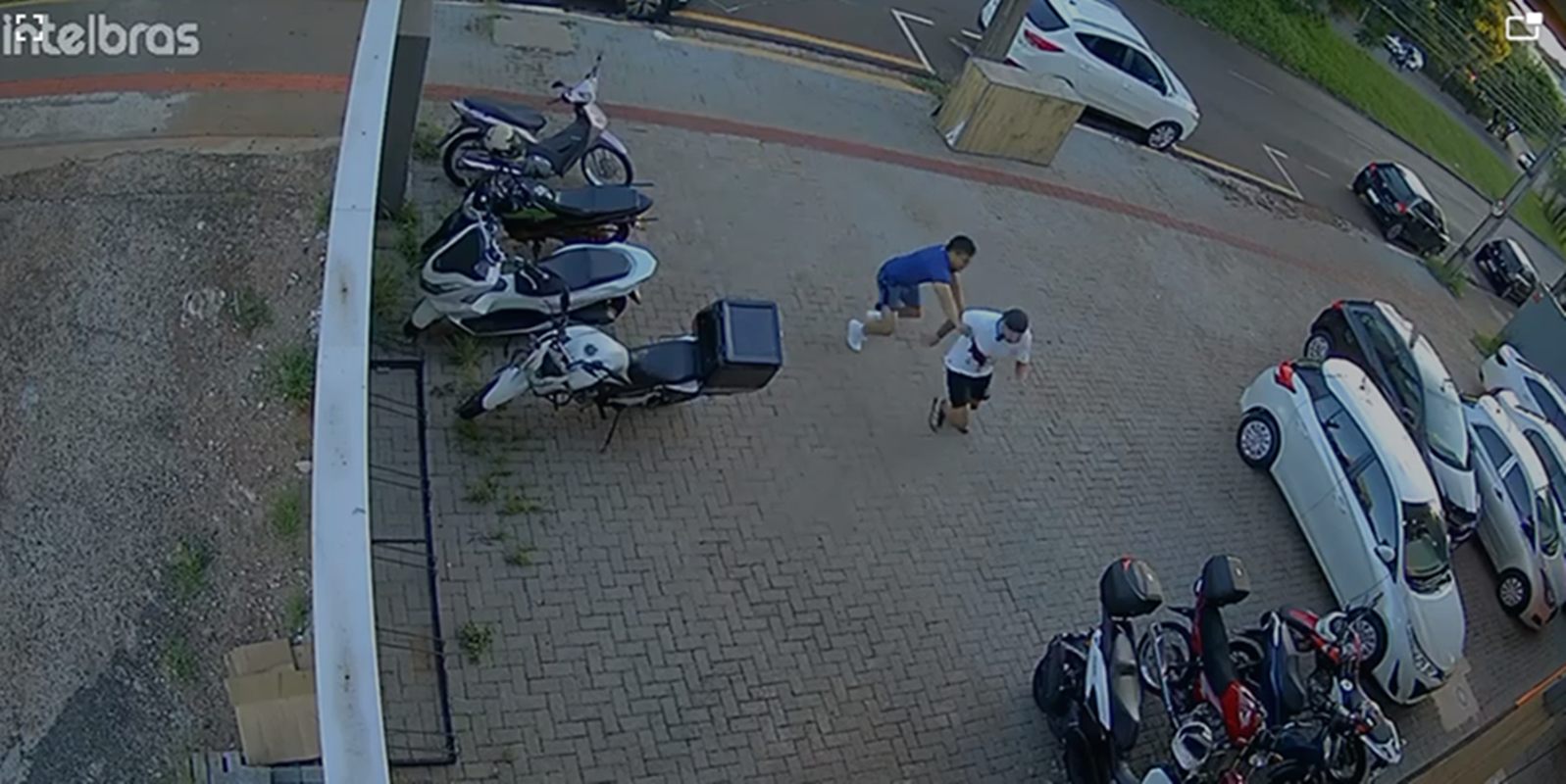 Sequência brutal de vídeos mostra aluno sendo atacado na rua e e dentro de academia. Image