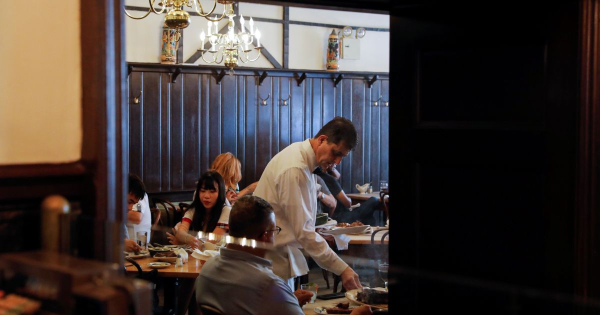 Setor de serviços dos EUA recua a 52,5 em dezembro, mostra PMI