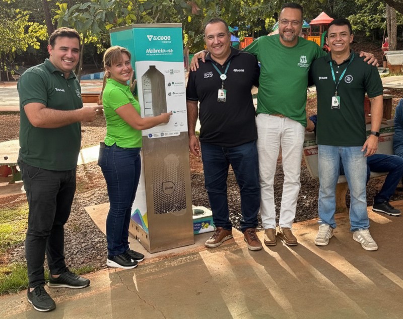 Sicoob Credisul doa bebedouro moderno ao Parque Berneck em Várzea Grande (MT)