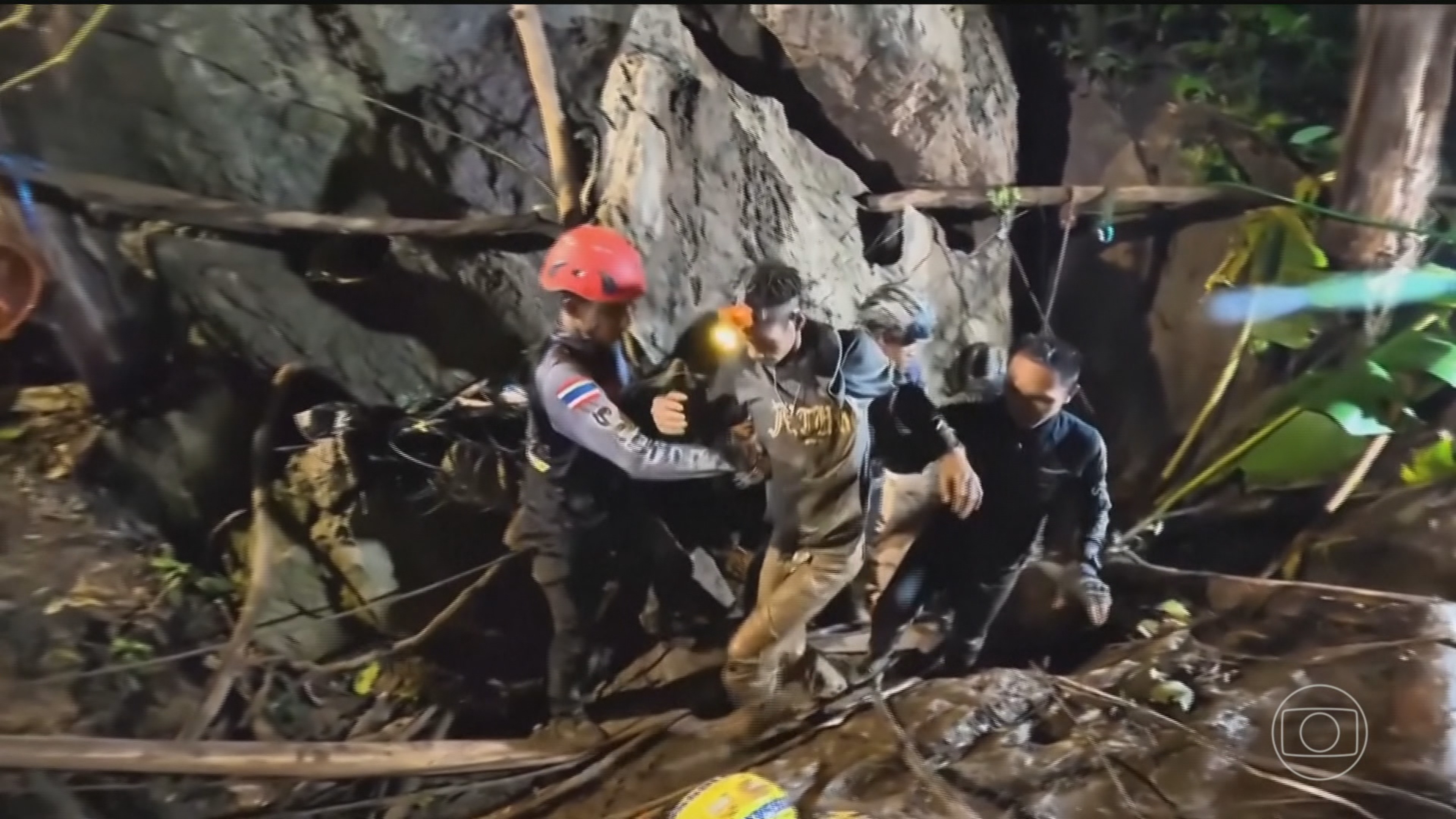 Sobrevivente Resgatado: Operação de Alto Risco em Caverna no Laos