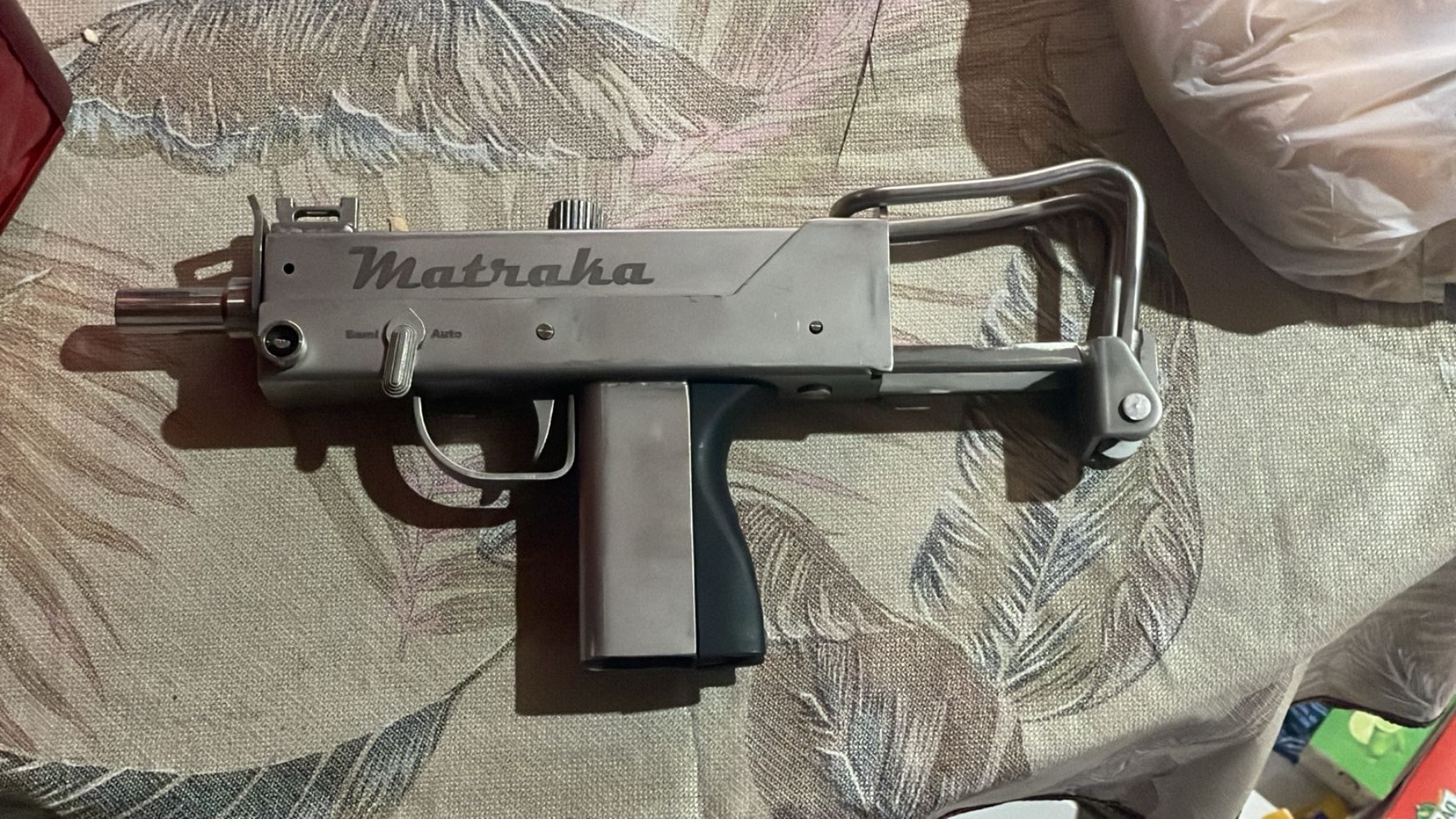 Submetralhadora criada artesanalmente para ser mais potente é encontrada com traficantes n