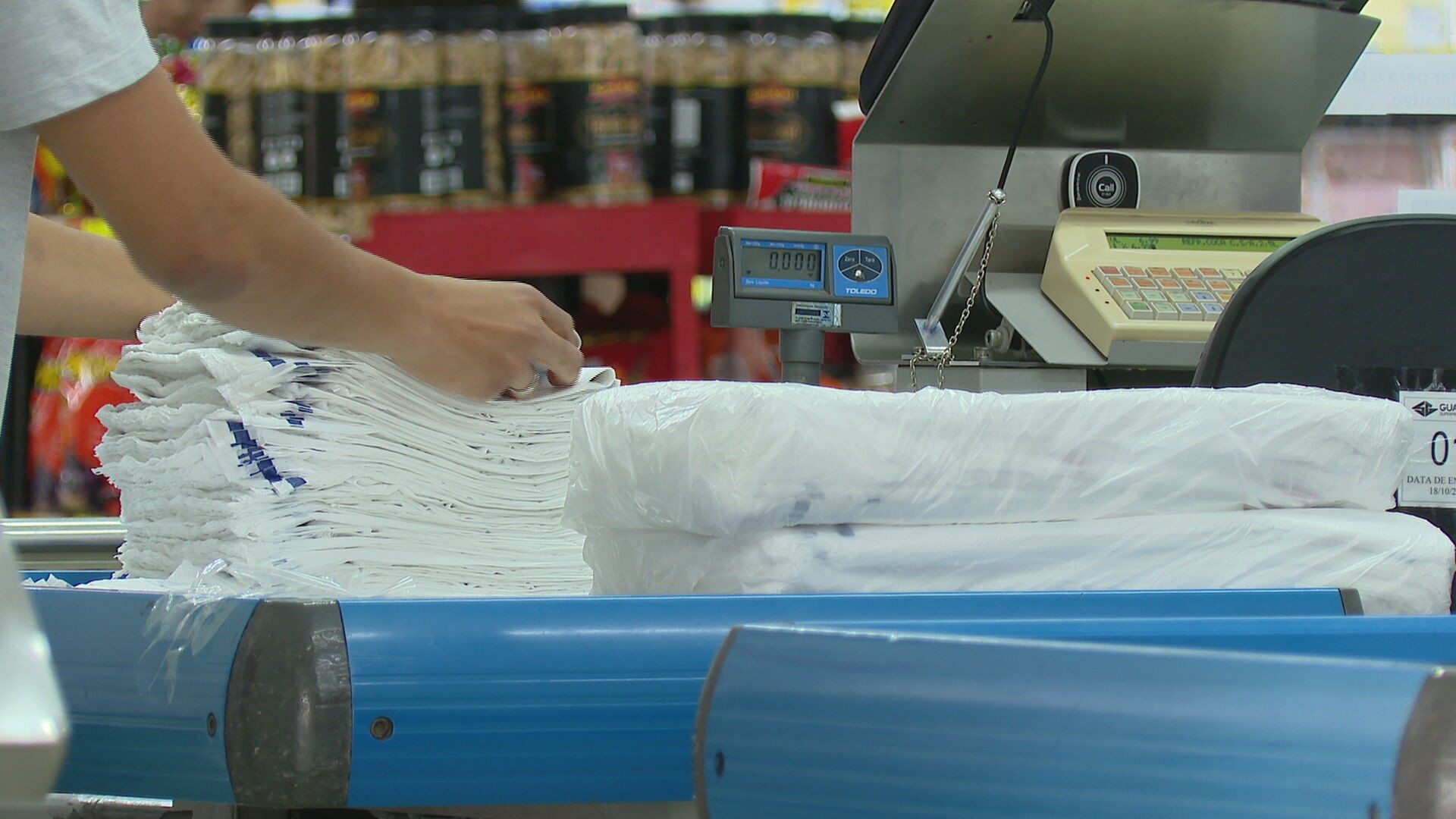 Supermercados voltam a cobrar por sacolas plásticas em Salvador; entenda