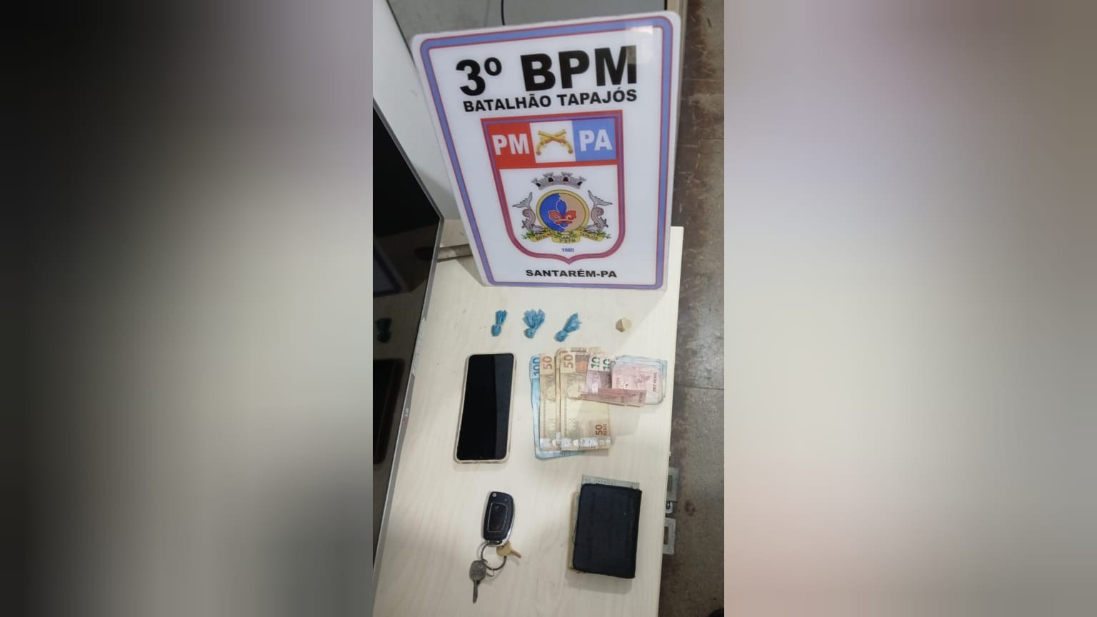 Suspeito de tráfico engole material entorpecente para tentar fugir de abordagem policial e