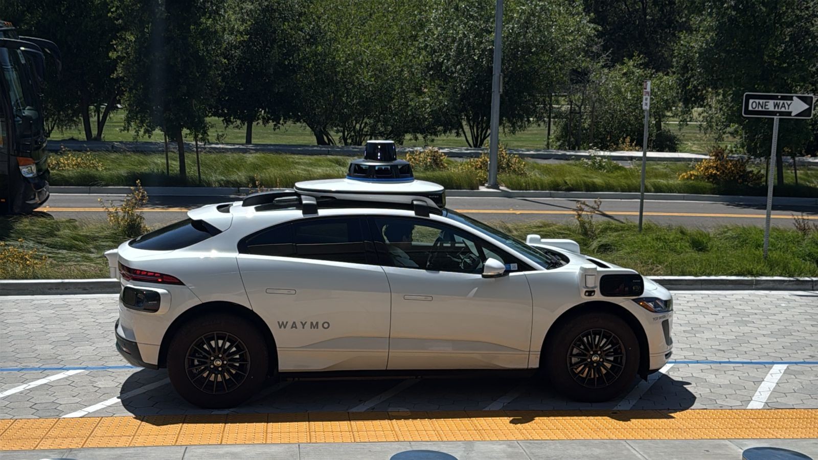 Táxi-robô da Waymo, do Google, atropela criança perto de escola e vira alvo de investigaçã