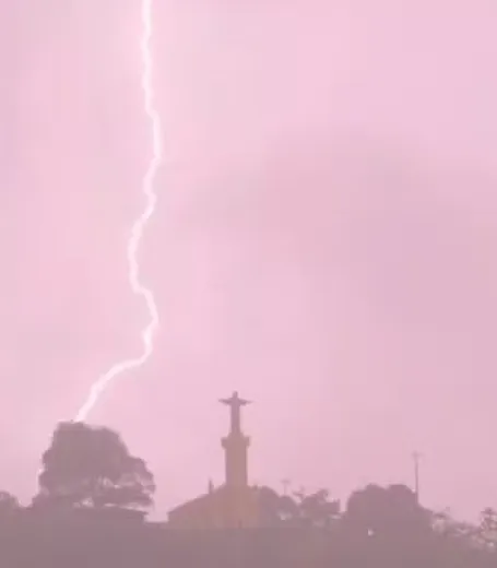 Tempestade no Ceará: Sequência de Raios Ilumina Igreja em Viçosa do Ceará